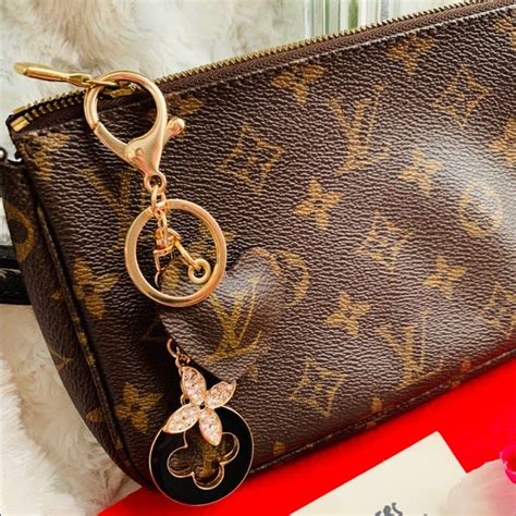 louis vuitton charmes sur l'herbasse
